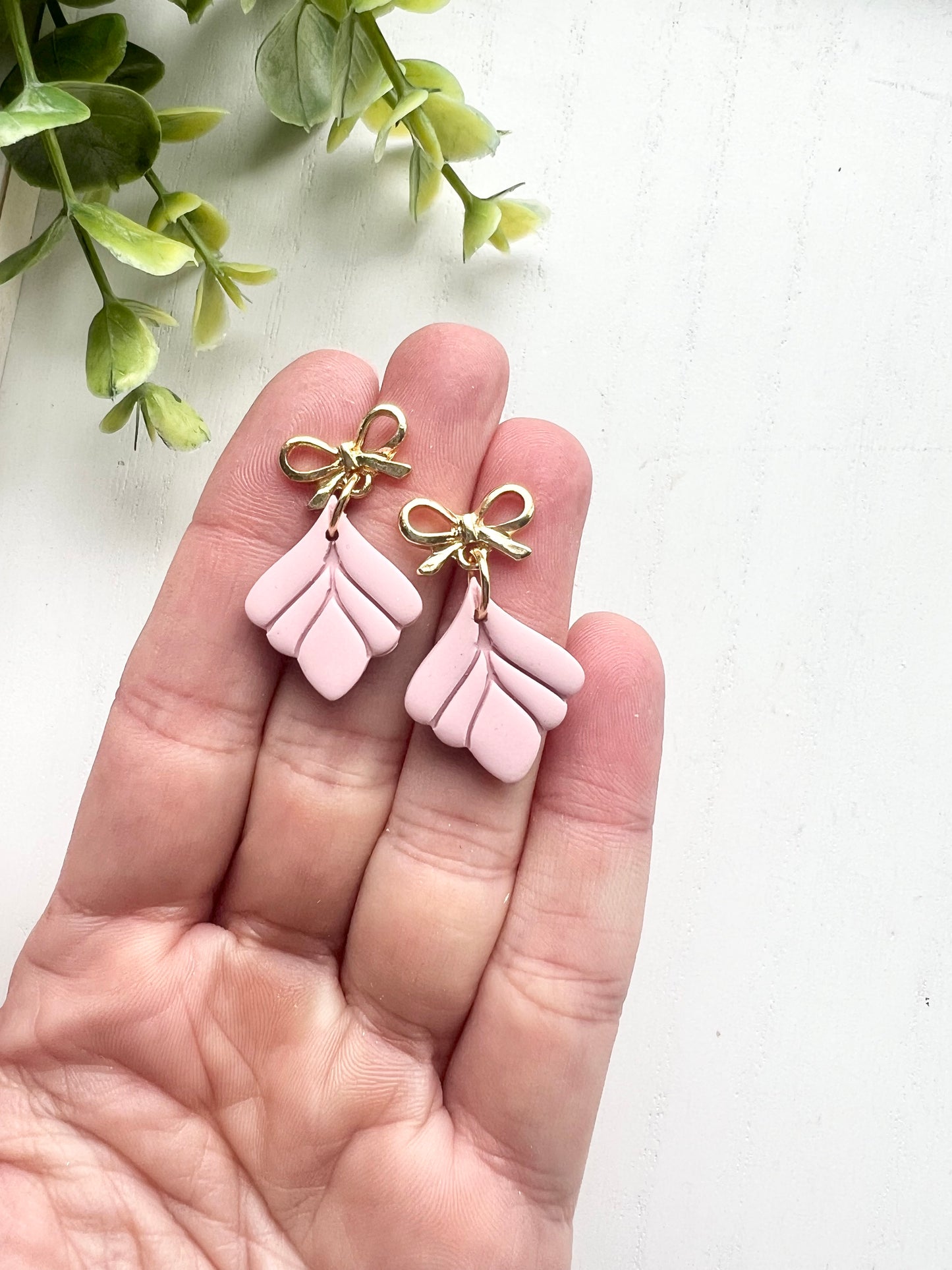 Dainty Bow Post Fan Dangles