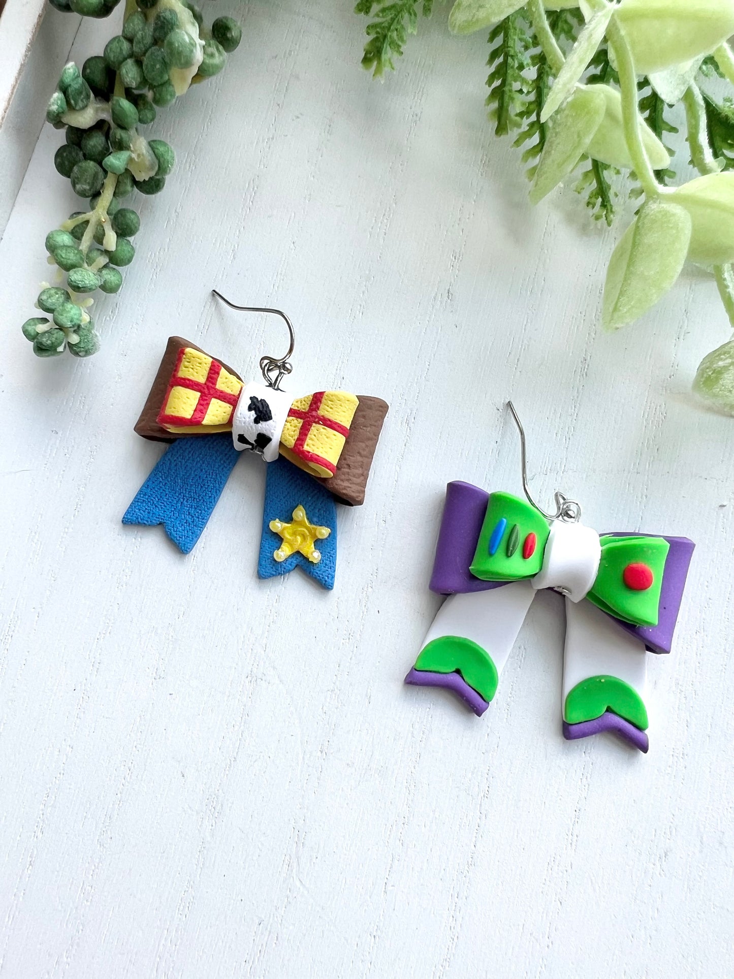 Buzz/Woody Mismatch Bow Dangles