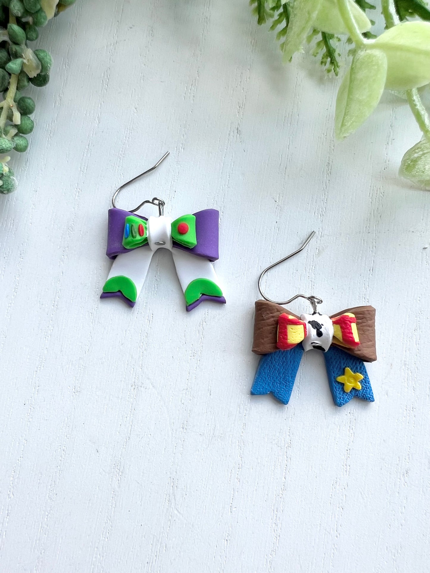 Buzz/Woody Mismatch Bow Dangles